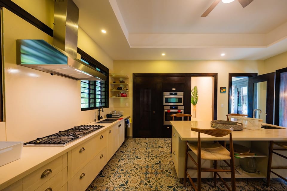Casa Yaya - Ocean view villa with chef, staff, golf cart, heated pool & jacuzzi (6924)