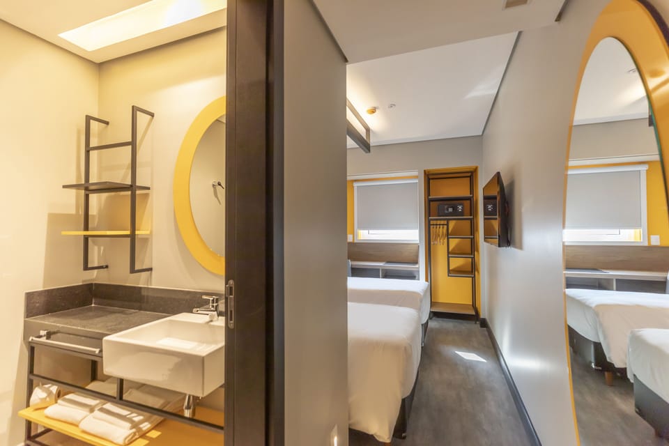 Standard Twin - 2 Camas Solteiro | Bathroom | Shower, rainfall showerhead, hair dryer, towels