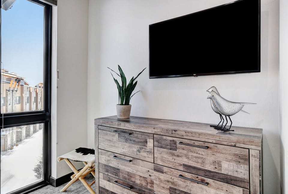 40" HD Smart TV in Queen Guest Room