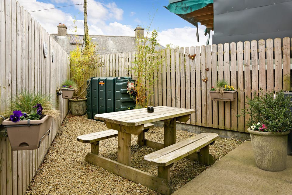 Enjoy alfresco meals on the outdoor picnic table.