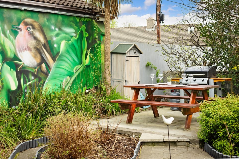 Enjoy alfresco meals on the outdoor picnic table.