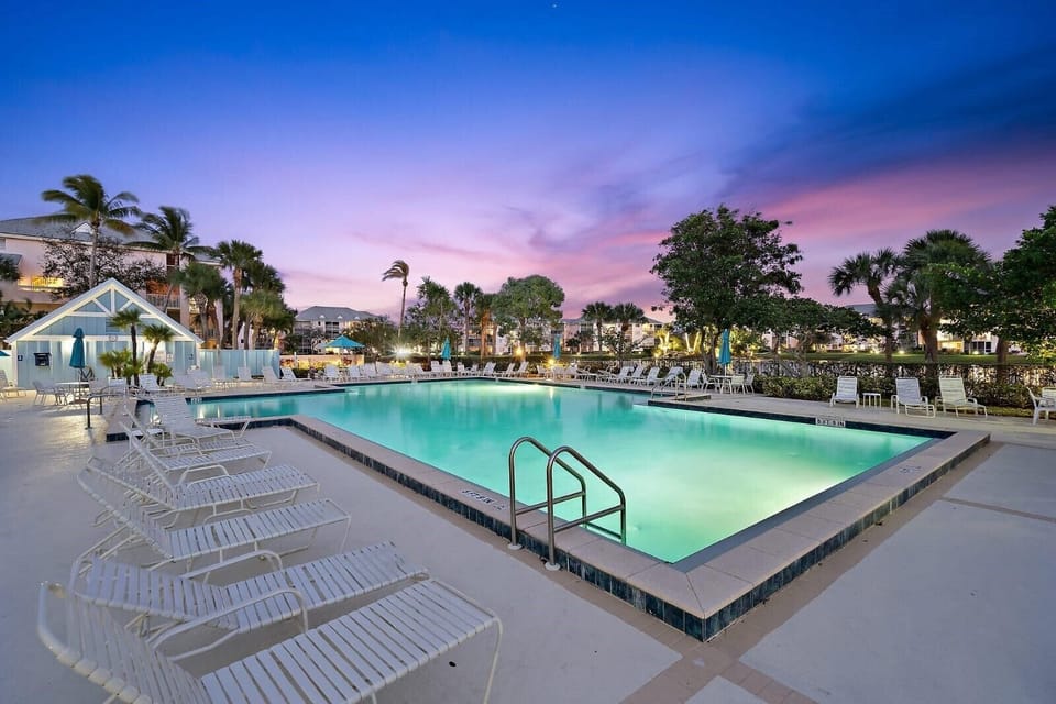 Pool - Hot Tub - BBQ and Restaurant