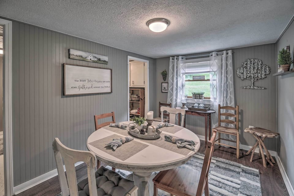 Dining Room | Dishware/Flatware Provided