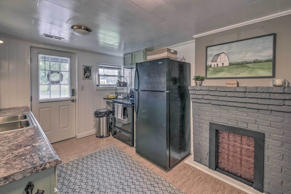 Kitchen | Paper Towels/Trash Bags Provided
