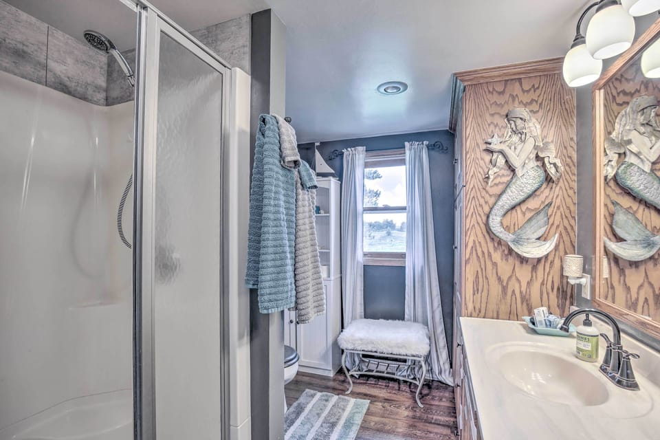 Full Bathroom | Towels Provided