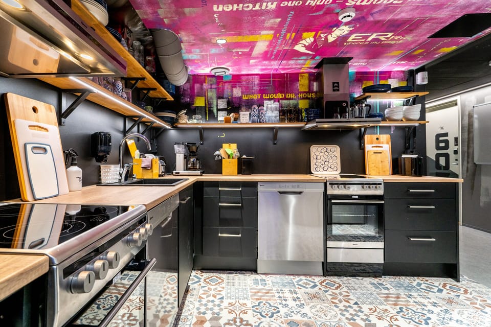 Full-size fridge, microwave, oven, stovetop