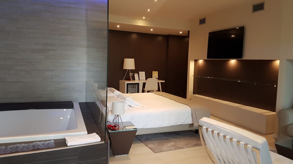 Suite, Hot Tub | Down comforters, minibar, in-room safe, individually decorated
