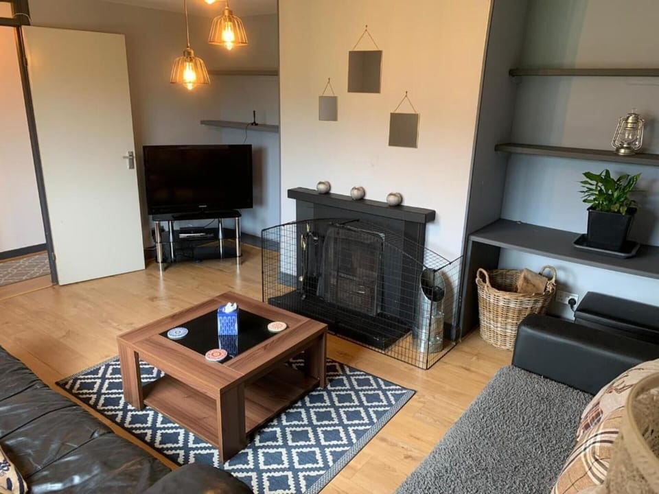 House | Living room | 30-inch TV with digital channels, fireplace