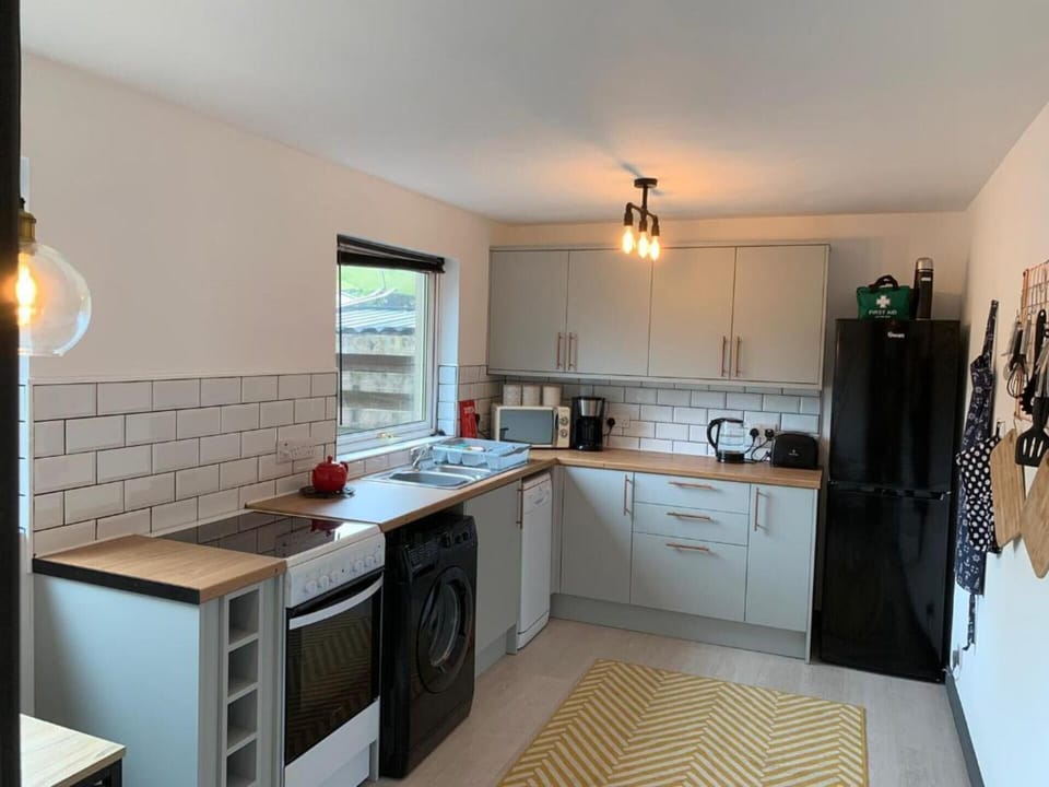 House | Private kitchen | Fridge, microwave, oven, stovetop