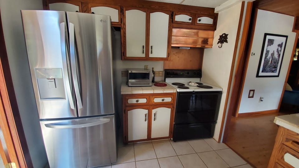 The fridge, microwave, and coffee maker are new in November 2021.