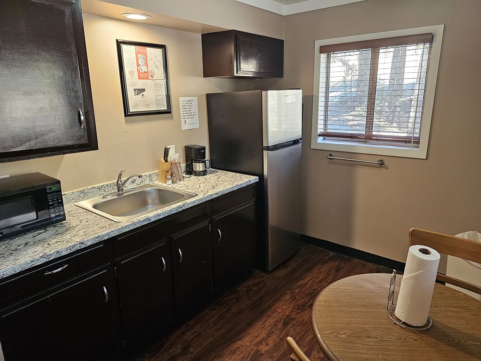  King Studio | Private kitchen | Microwave, coffee/tea maker