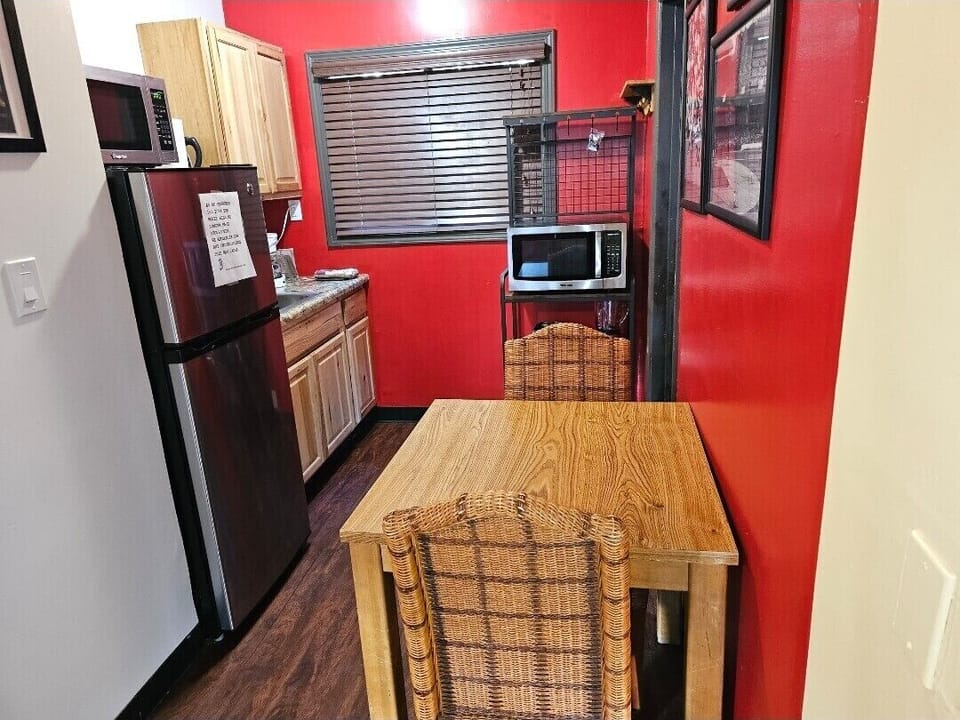 Suite, 2 Bedrooms | Private kitchen | Microwave, coffee/tea maker