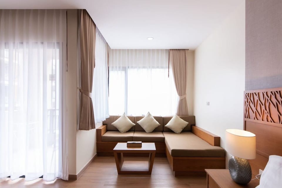 Luxury Room | Living area | 32-inch LED TV with cable channels, TV