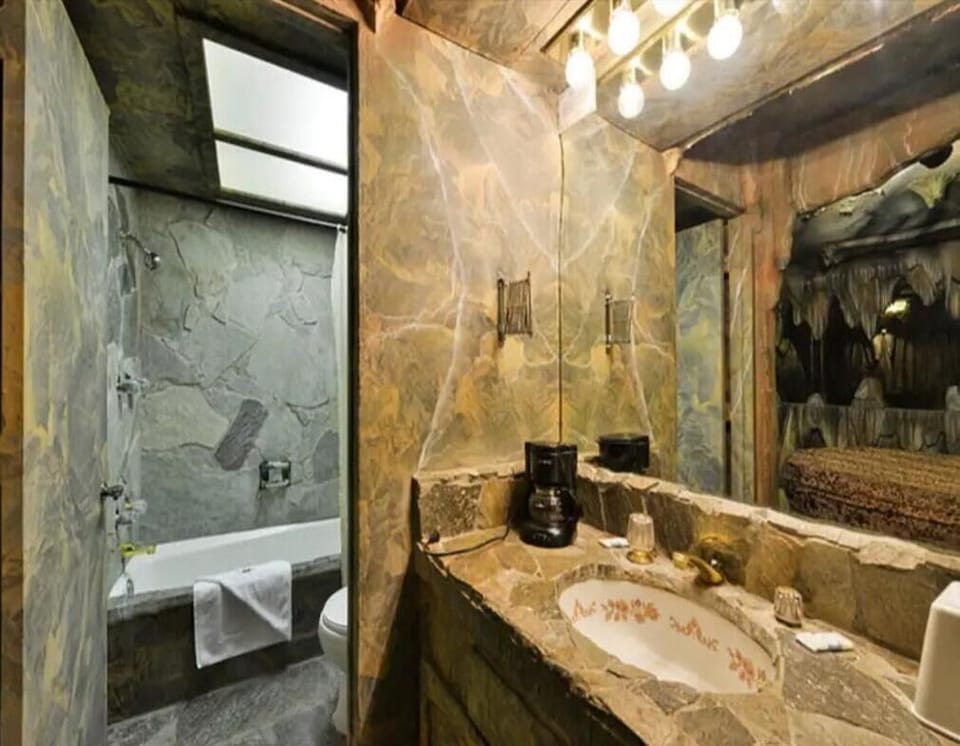 1 King Bed Theme 1 Jetted Tub Non-Smoking(Theme 1 - Jungle, Cave, or 50s Theme) image 7