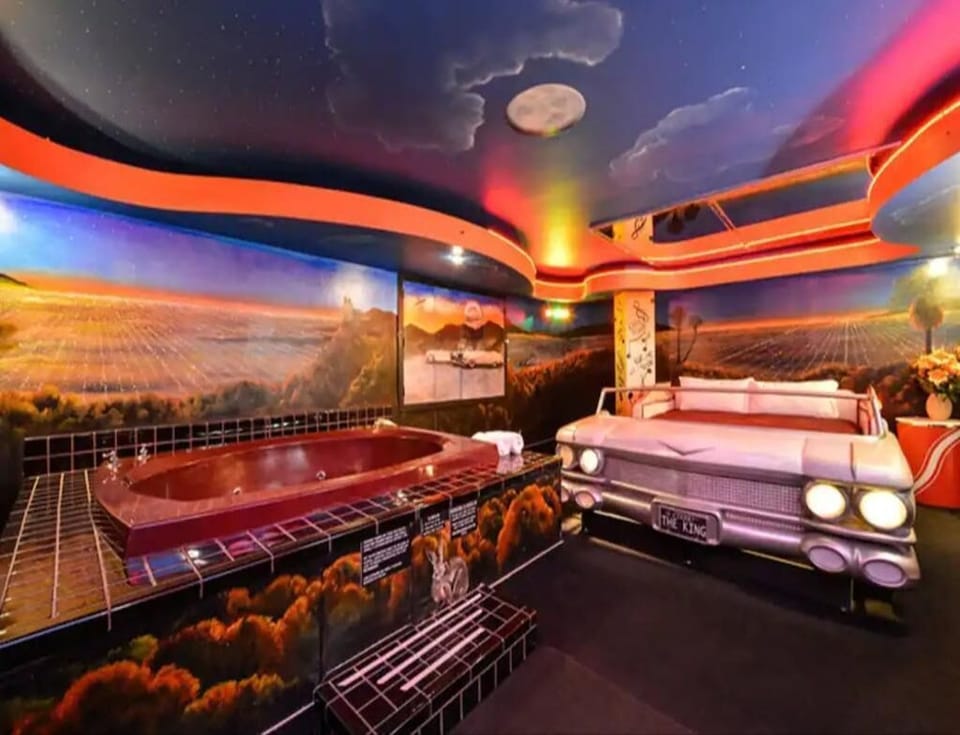 1 King Bed Theme 1 Jetted Tub Non-Smoking(Theme 1 - Jungle, Cave, or 50s Theme) image 2