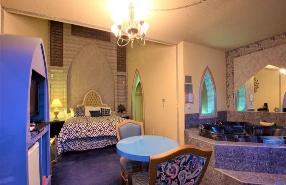 1 King Bed Jetted Tub Non-Smoking(Theme2 -Persian ,Roman, or Oriental Theme) image 6