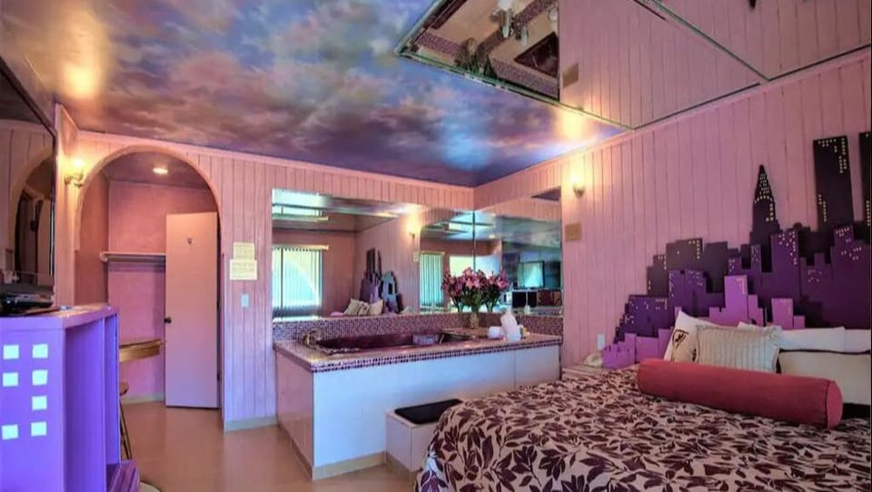 1 King Bed Jetted Tub Non-Smoking(Theme2 -Persian ,Roman, or Oriental Theme) image 2