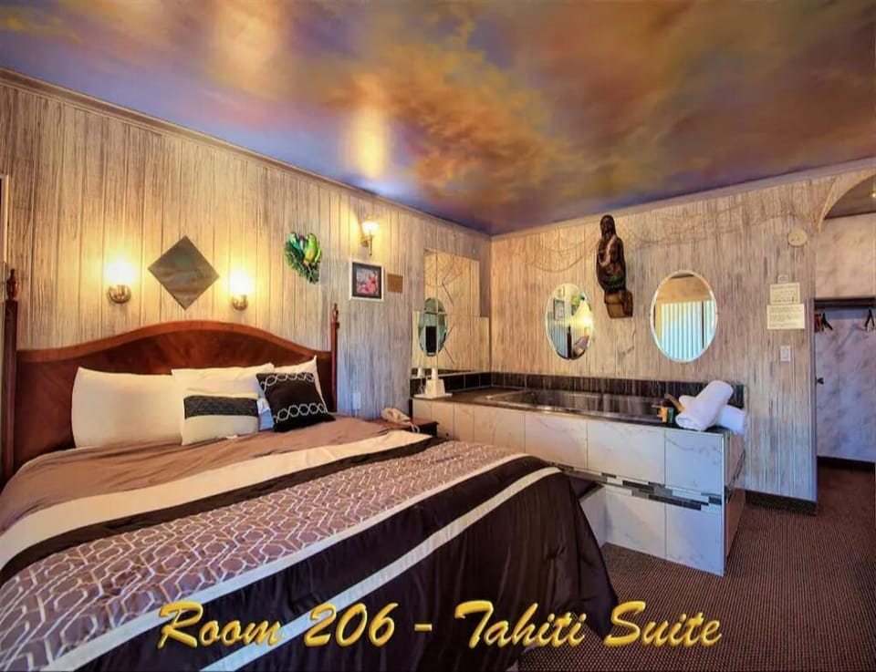 1 King Bed Jetted Tub Non-Smoking(Theme3 - Swimmers Paradise or Tahiti) image 6