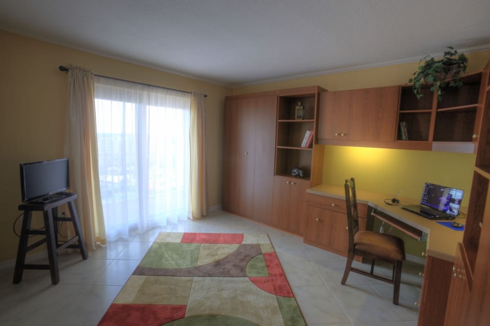 Guest Bedroom - 2 twin Size Murphy Beds, fold up for extra space