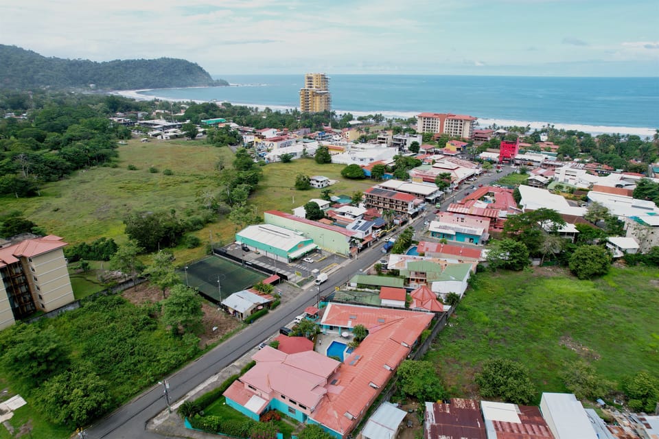Close walking distance to the center of Main Street and the beach! 