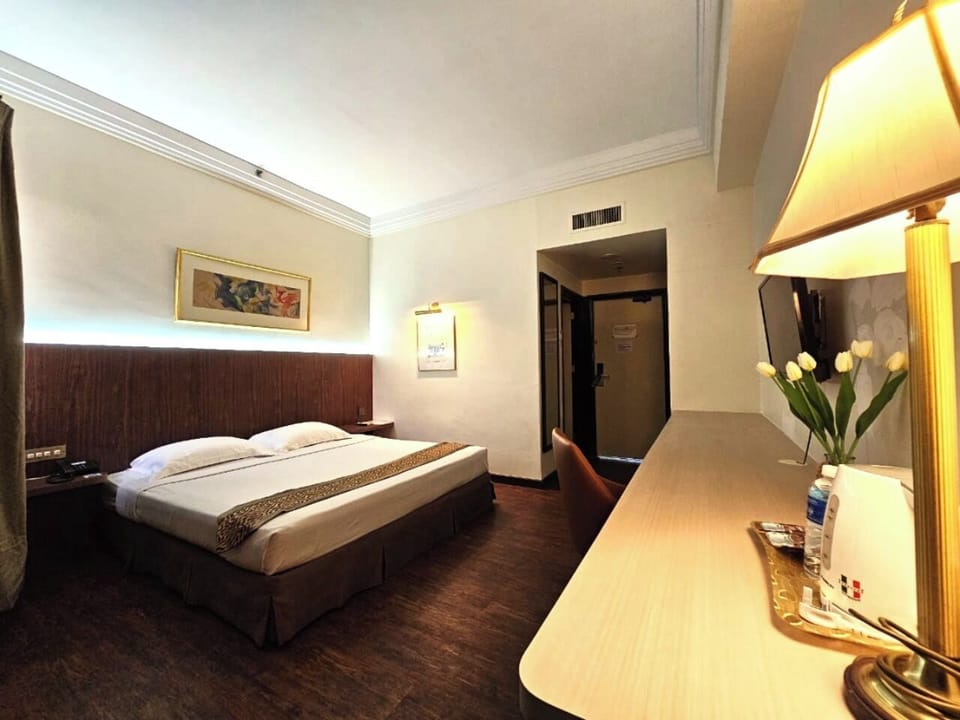 Superior King | Desk, rollaway beds, free WiFi, bed sheets