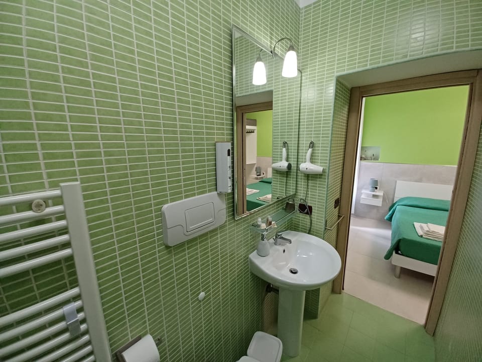 Double Room | Bathroom | Shower, free toiletries, hair dryer, bidet