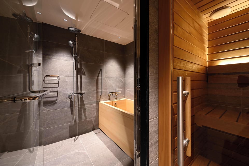 Main Building Executive Floor, Celebrity Suite Twin, Nonsmoking, Includes Access to Gym, Indoor Pool | Bathroom | Combined shower/tub, free toiletries, hair dryer, slippers