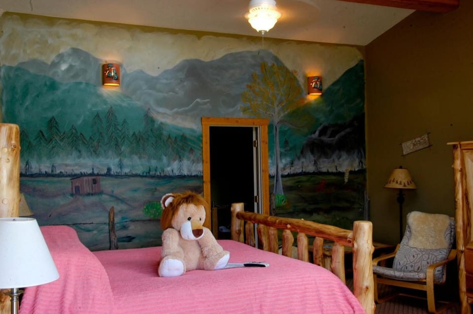 Soundproofing, free WiFi, bed sheets