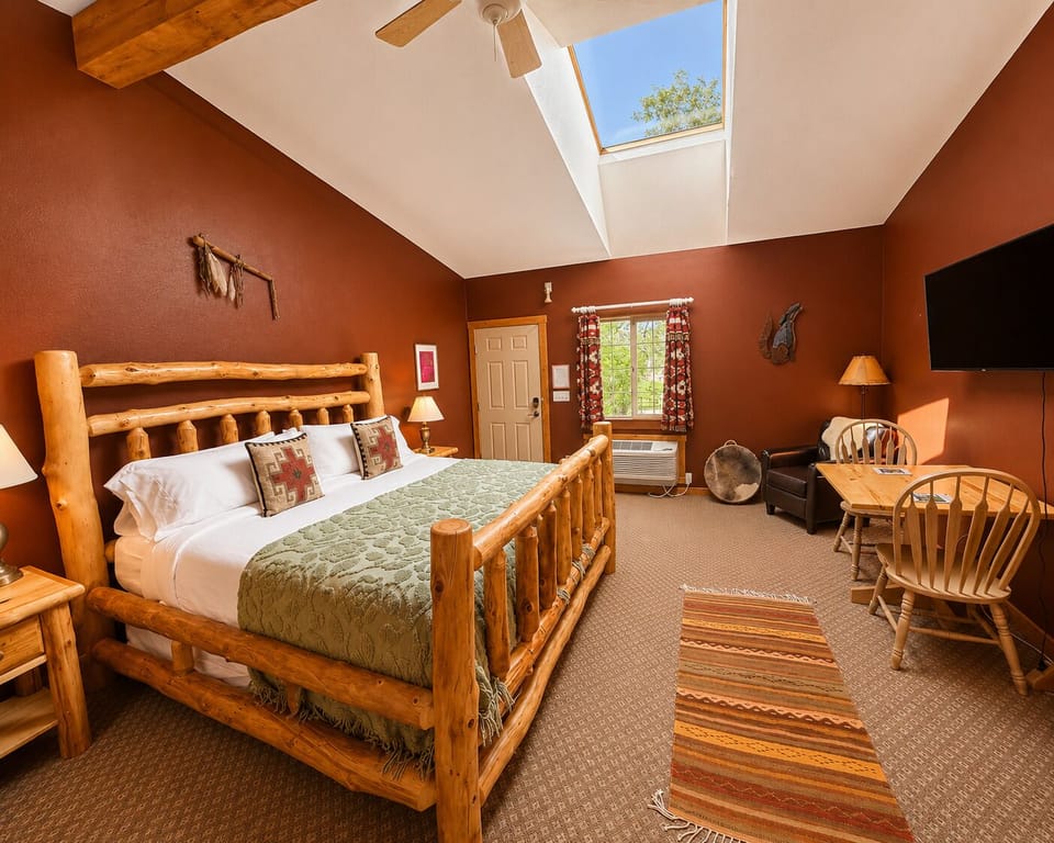 Standard Room, 1 King Bed | Soundproofing, WiFi (free), bed sheets
