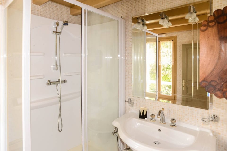 Superior Twin Room, Private Bathroom | Bathroom