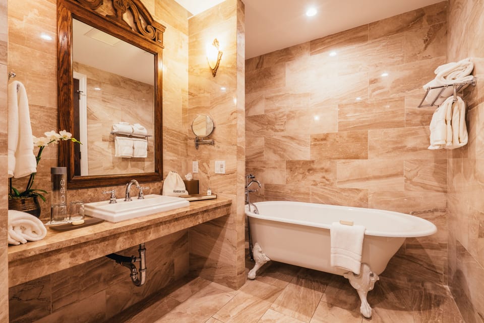 Royal Suite | Deep soaking bathtub