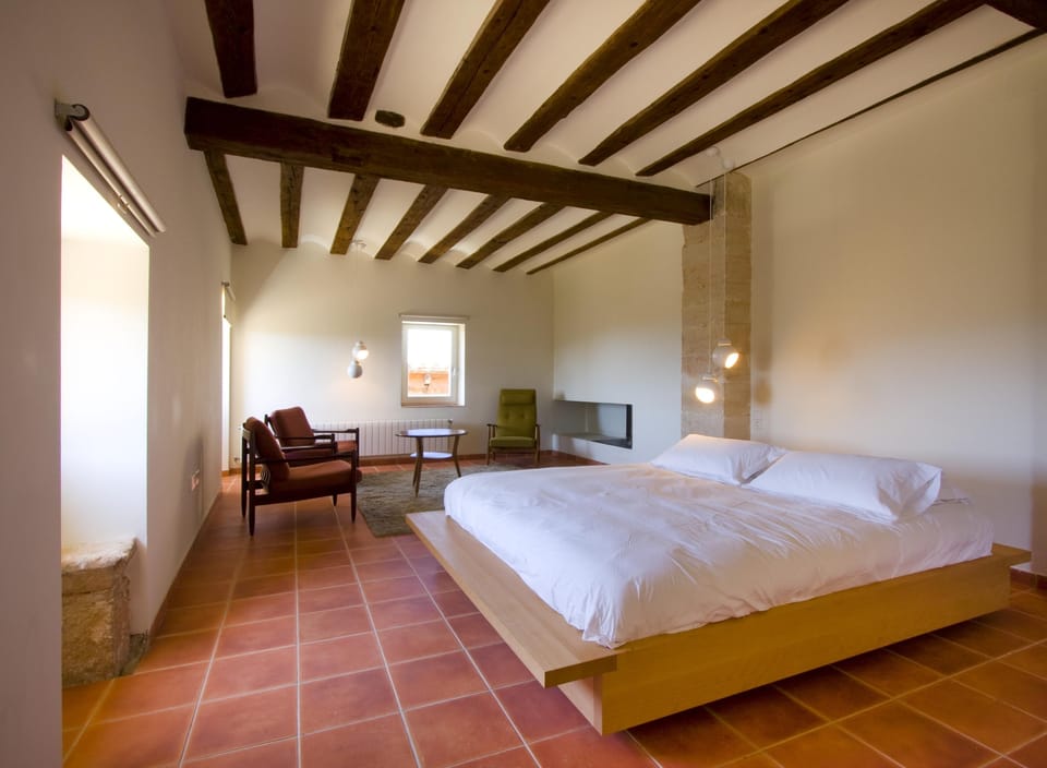 In-room safe, soundproofing, free WiFi, bed sheets