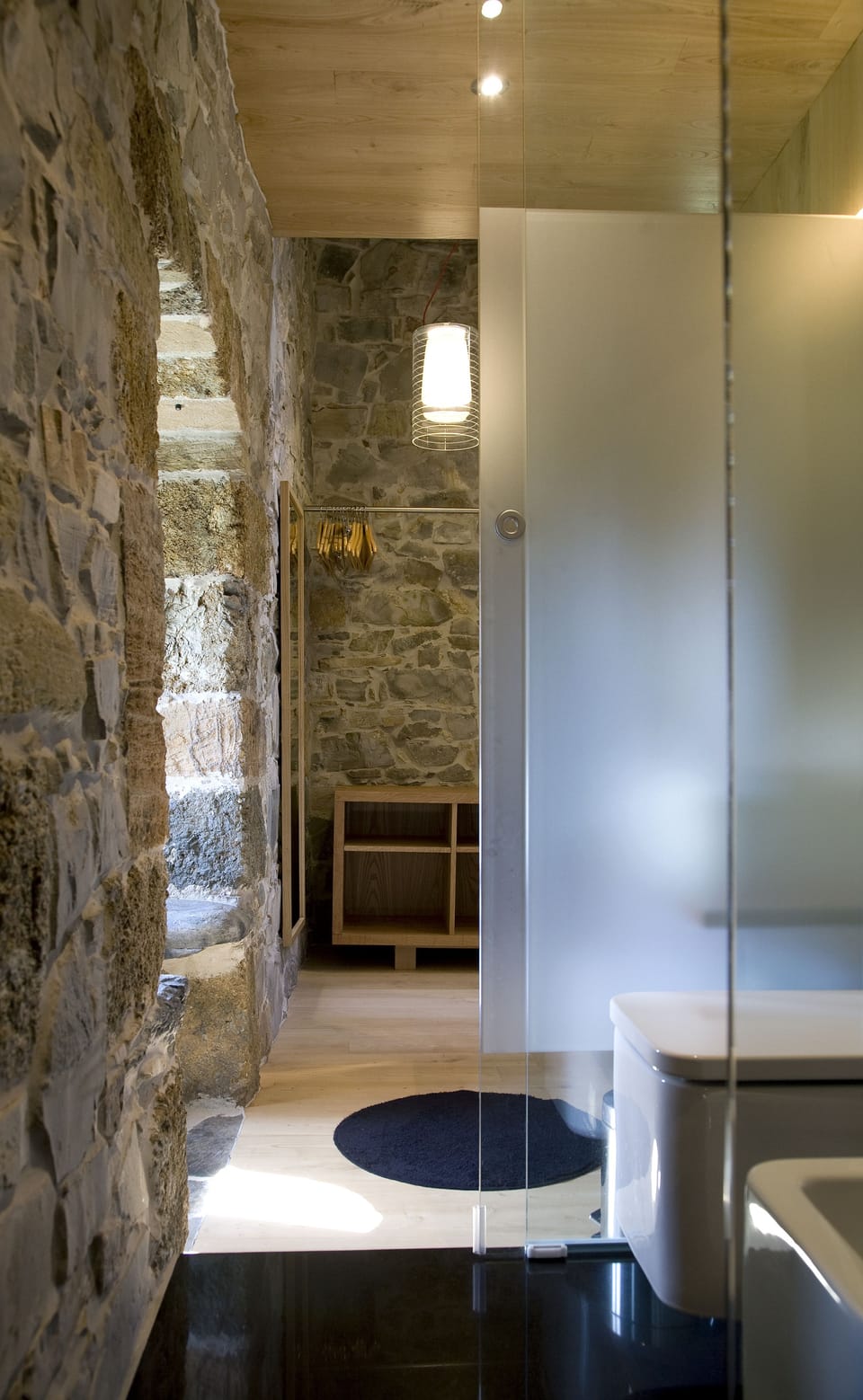 Bathtub, free toiletries, hair dryer, slippers