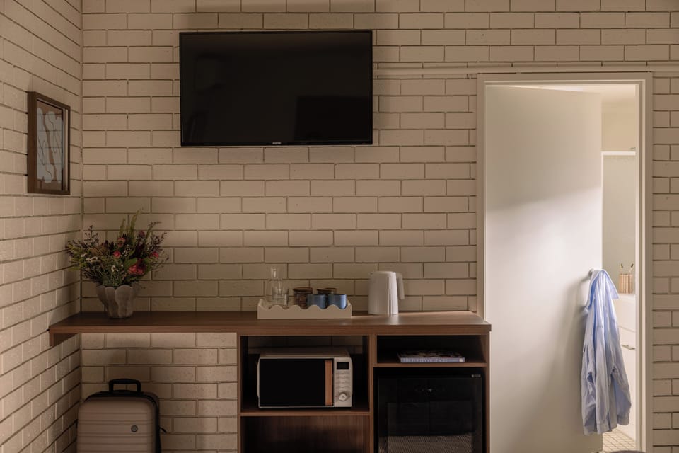Queen Suite | Blackout drapes, iron/ironing board, cribs (surcharge), WiFi (free)