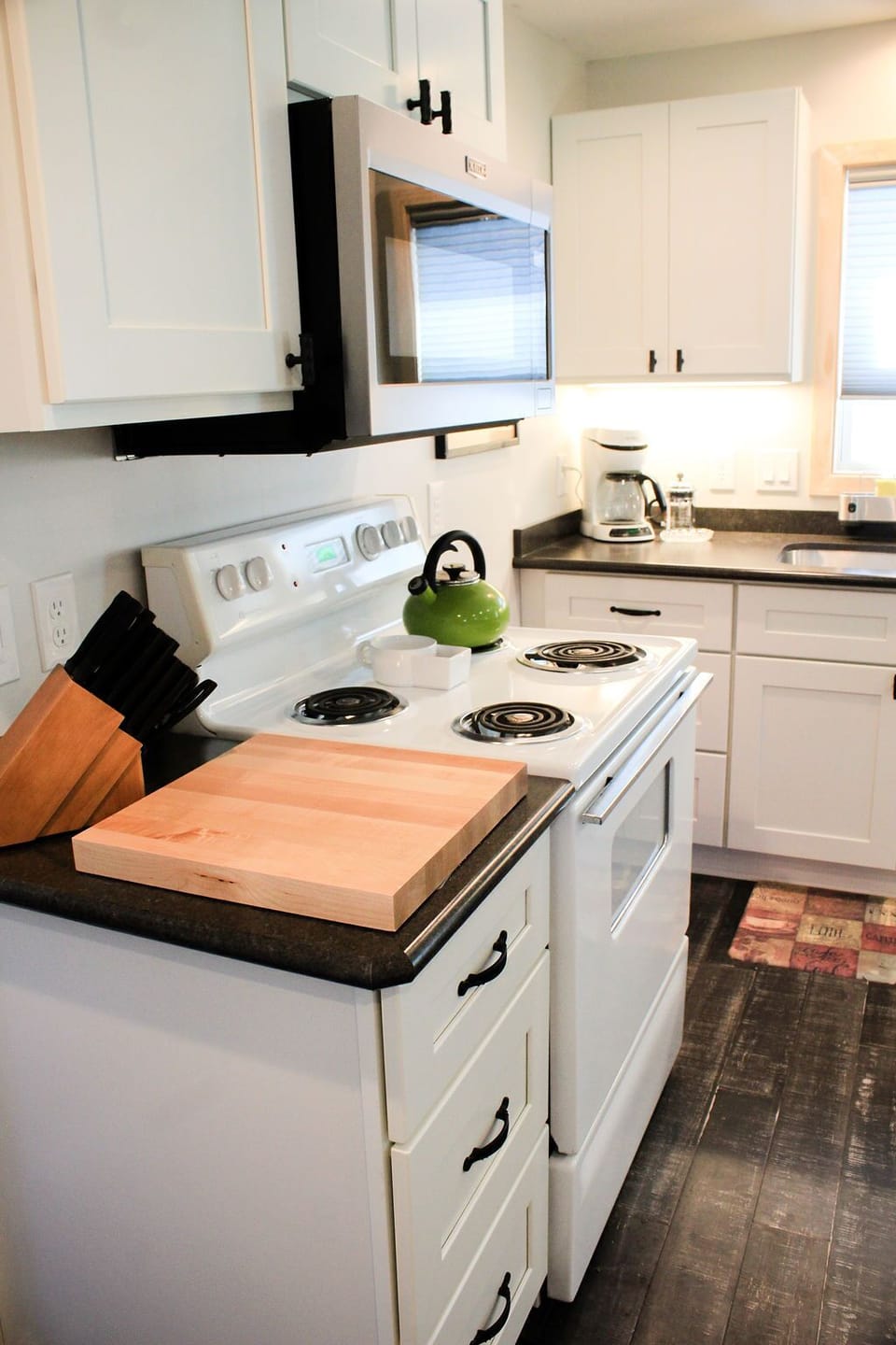 Cutting board, knife block, all the essentials are here.