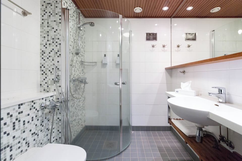 Standard Twin Room (Spa Building) | Bathroom | Hair dryer, towels, soap, shampoo