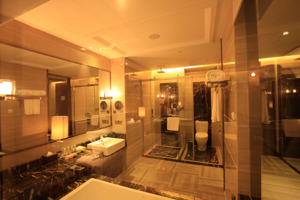 Combined shower/tub, deep soaking tub, rainfall showerhead