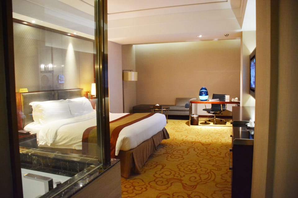 Fashion King Room (No Windows) | Minibar, in-room safe, desk, blackout drapes