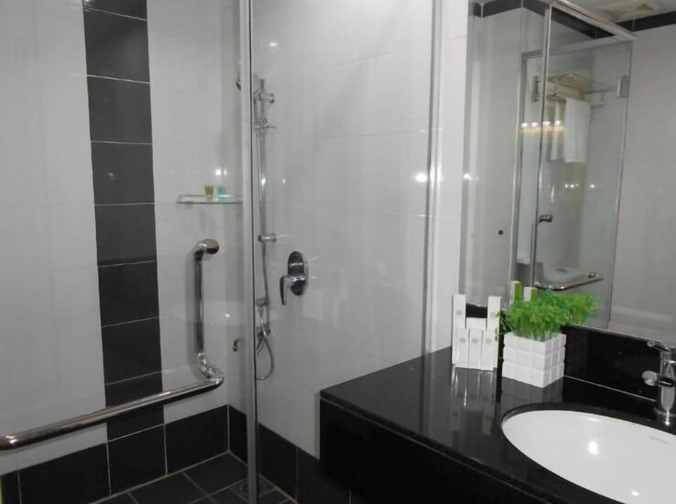 Deluxe Suite, Hill View | Bathroom | Free toiletries, hair dryer (on request), slippers, bidet