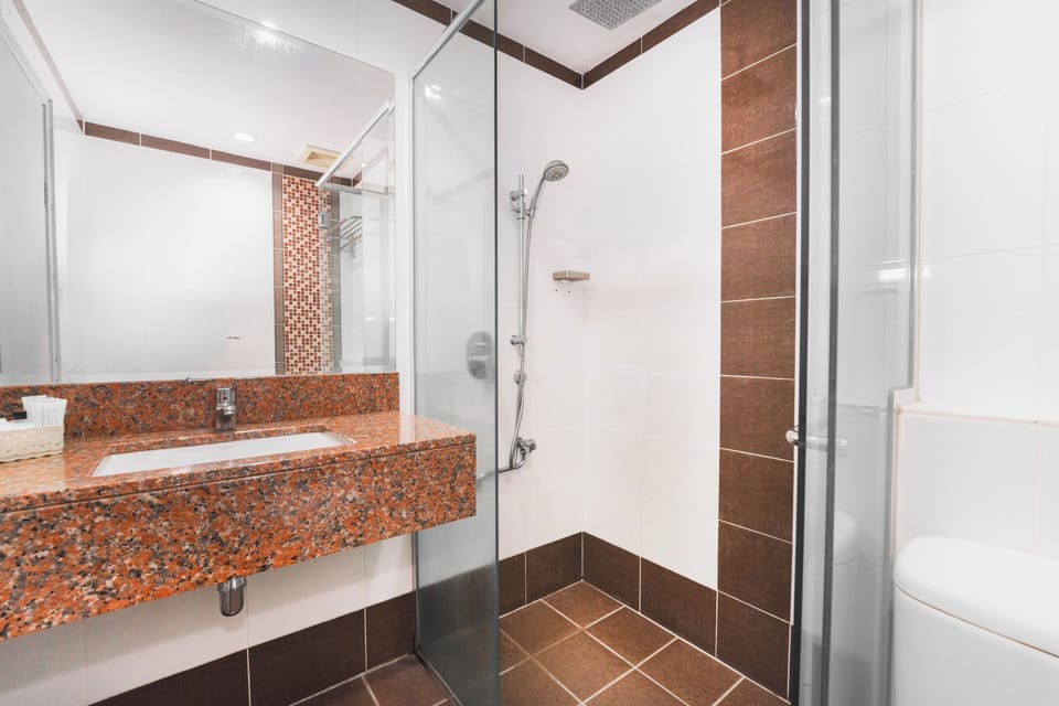 Family Room | Bathroom | Free toiletries, hair dryer, slippers, bidet