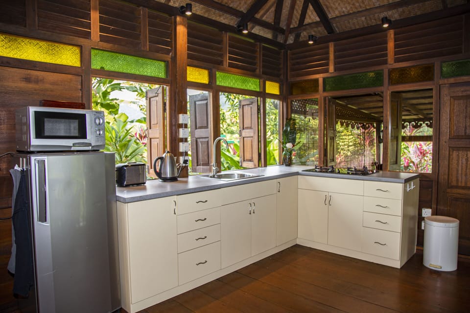 Field House | Private kitchen | Full-size fridge, stovetop, electric kettle