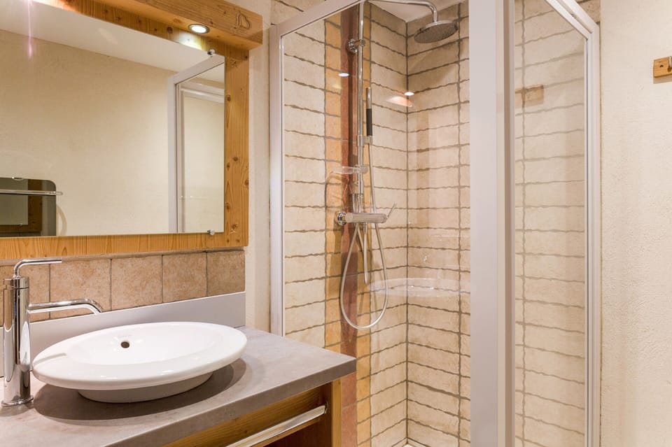 Shower, free toiletries, towels