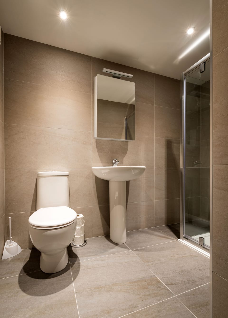 Superior Twin Room, Ensuite (Large Twin Room) | Bathroom | Shower, free toiletries, hair dryer, towels