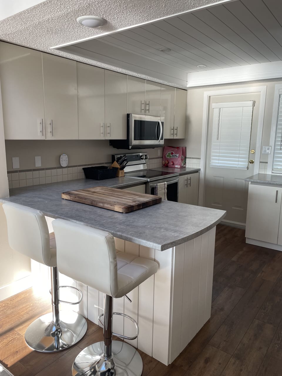 Dining area to kitchen