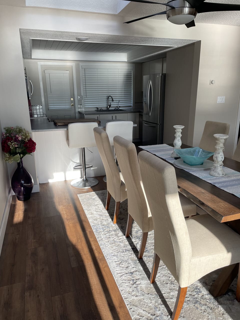 Dining area to kitchen.