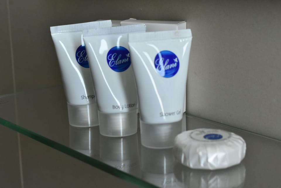 Shower, hydromassage showerhead, free toiletries, towels