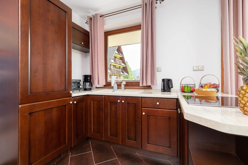 Modern, fully equipped kitchen.
