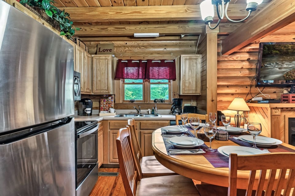 Fully stocked kitchen/new appliances/Keurig and coffee maker