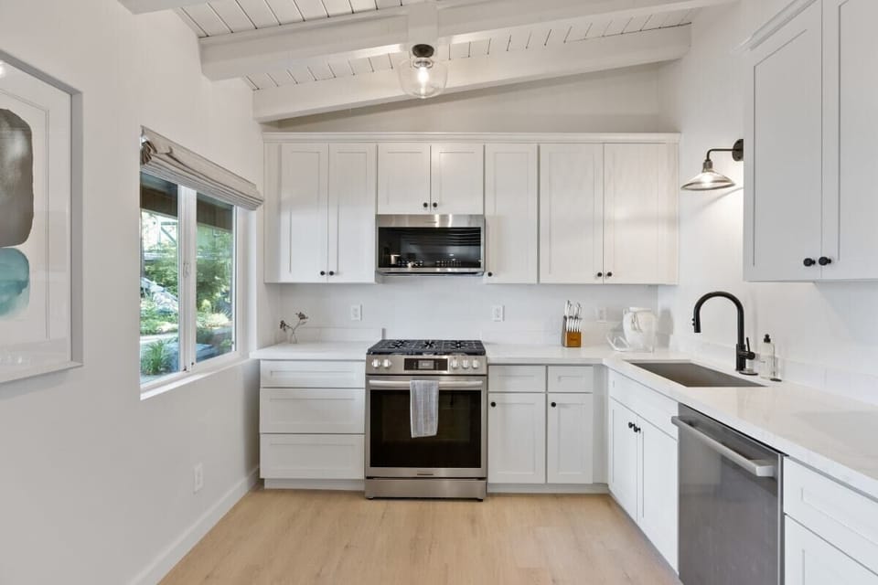 Full kitchen: Keurig, fridge, stove/oven, plates and utensils ,dishwasher