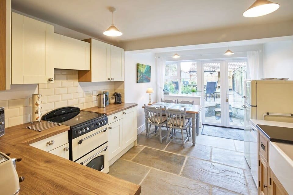 Willow Cottage, Helmsley - Host & Stay